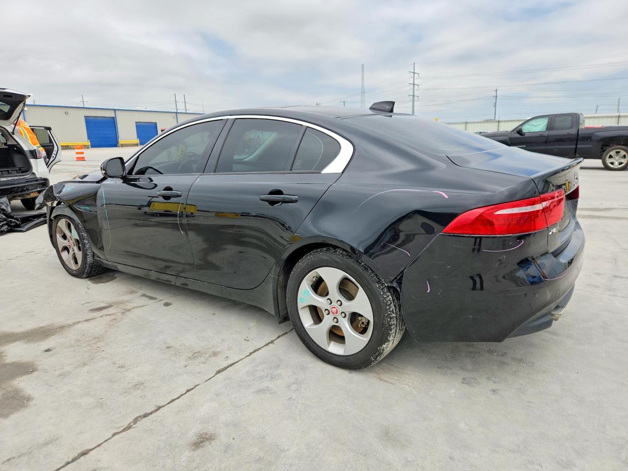 2017 Jaguar Xe - Фото 2