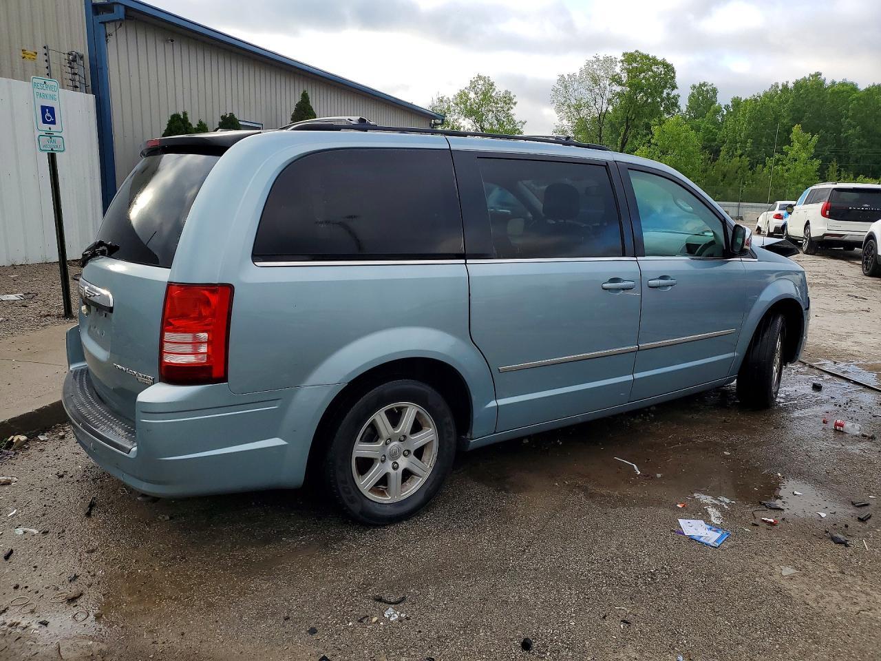 2010 Chrysler Town & Country Touring Plus - Image 3