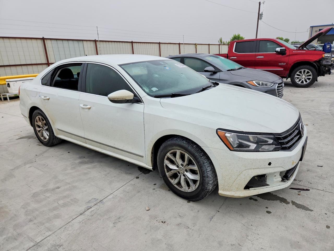2017 Volkswagen Passat S - Фото 4
