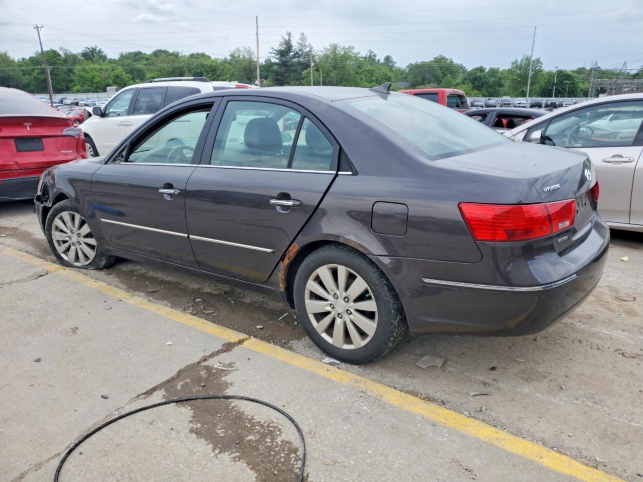 2010 Hyundai Sonata - Image 2