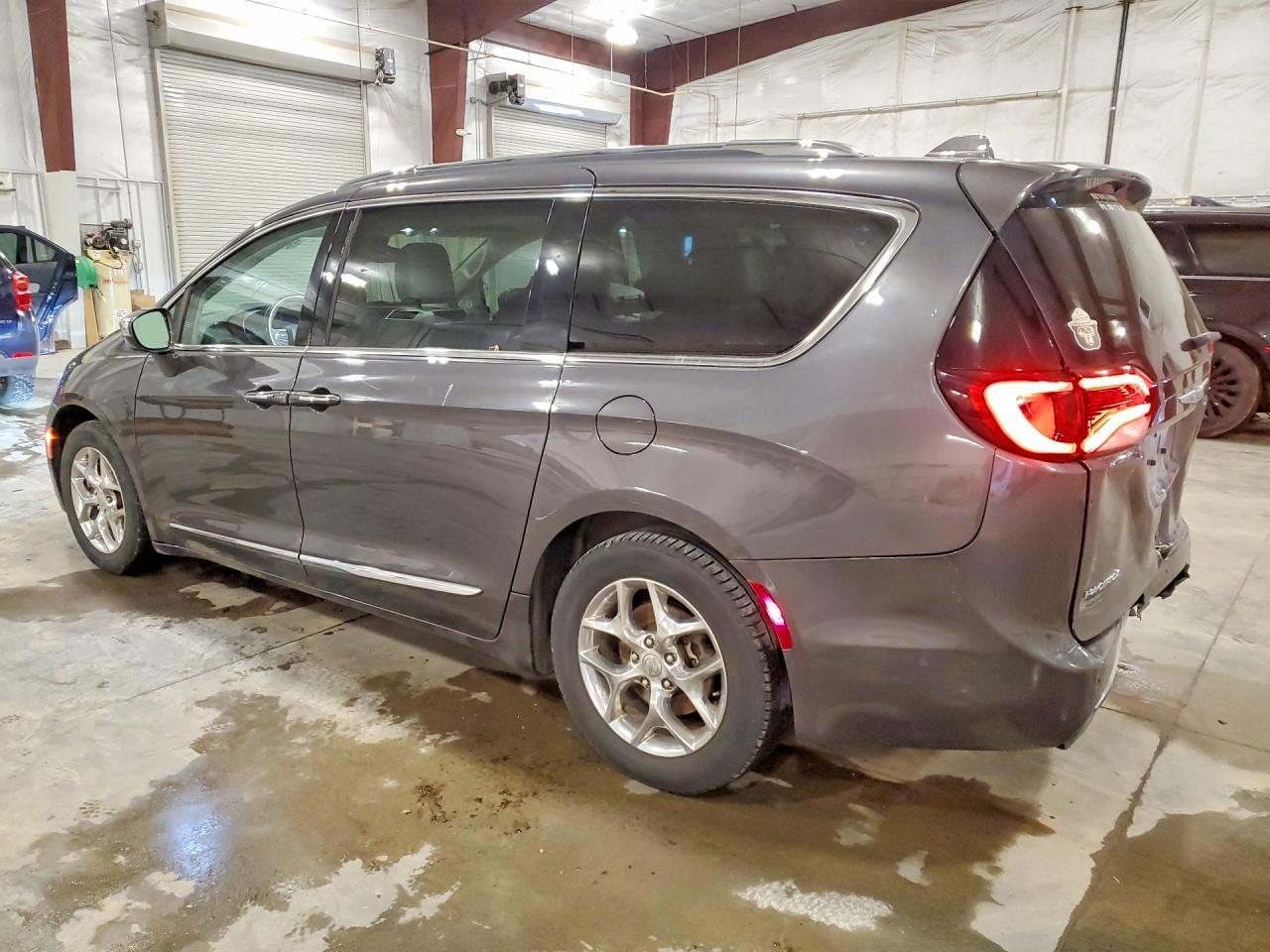 2017 Chrysler Pacifica Limited - Image 2