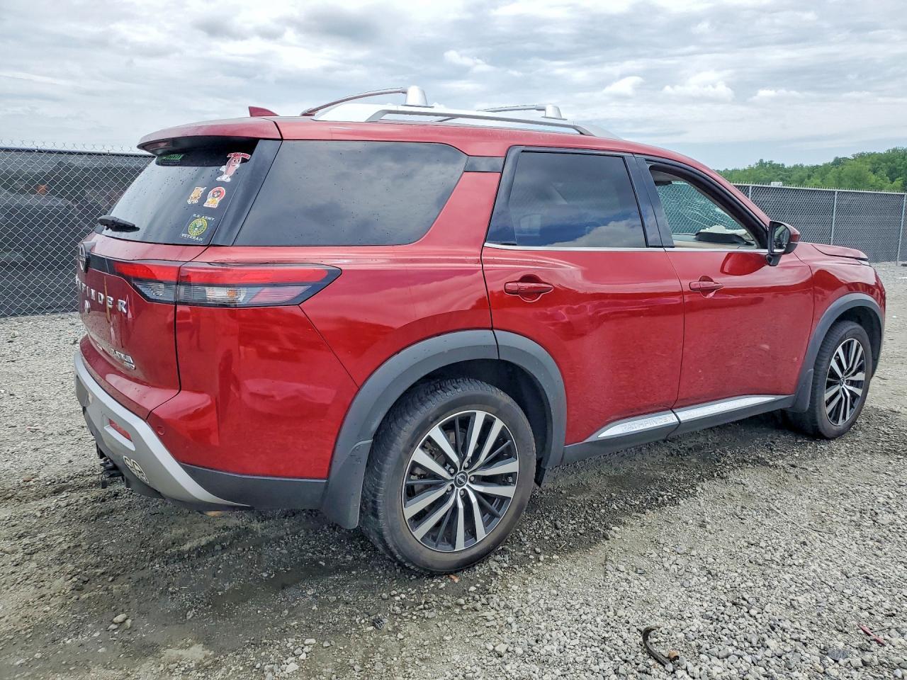2023 Nissan Pathfinder Platinum - Image 3