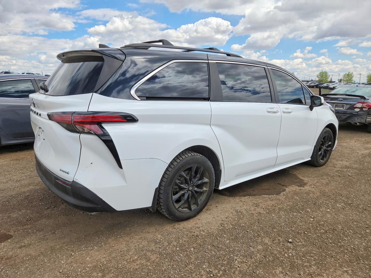 2022 Toyota Sienna - Image 3