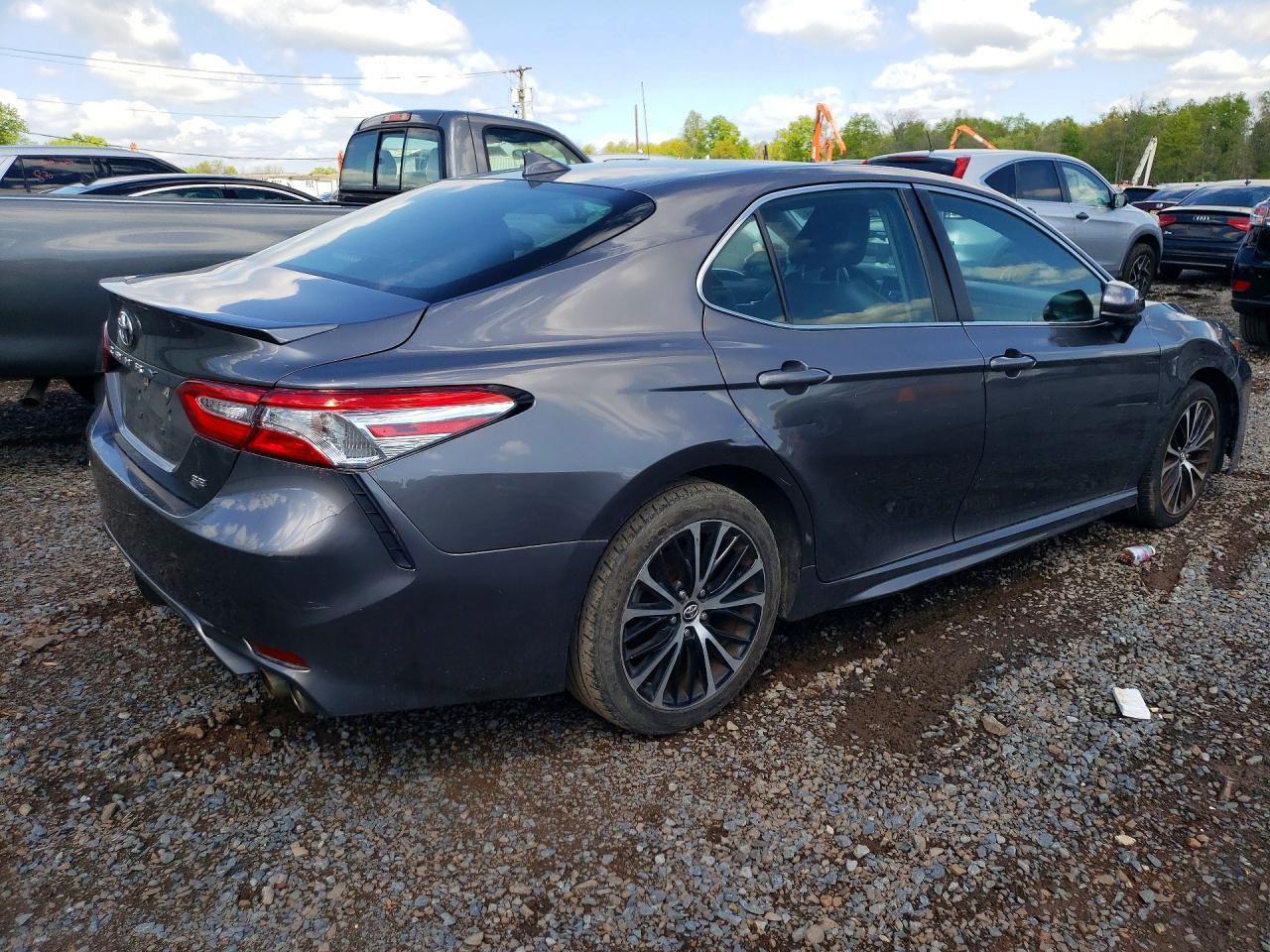 2020 Toyota Camry Se - Фото 3