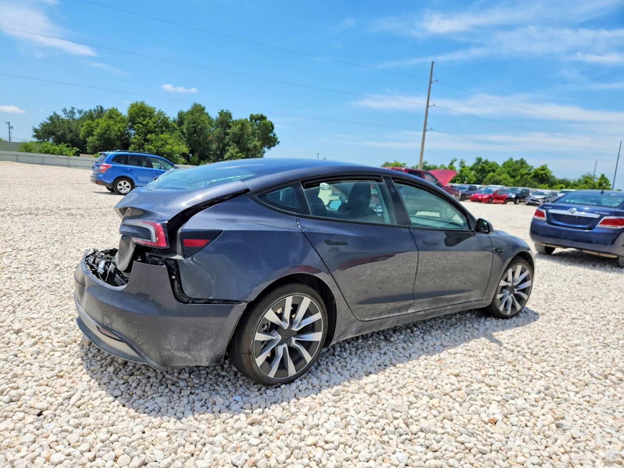 2025 Tesla Model 3 - Фото 3