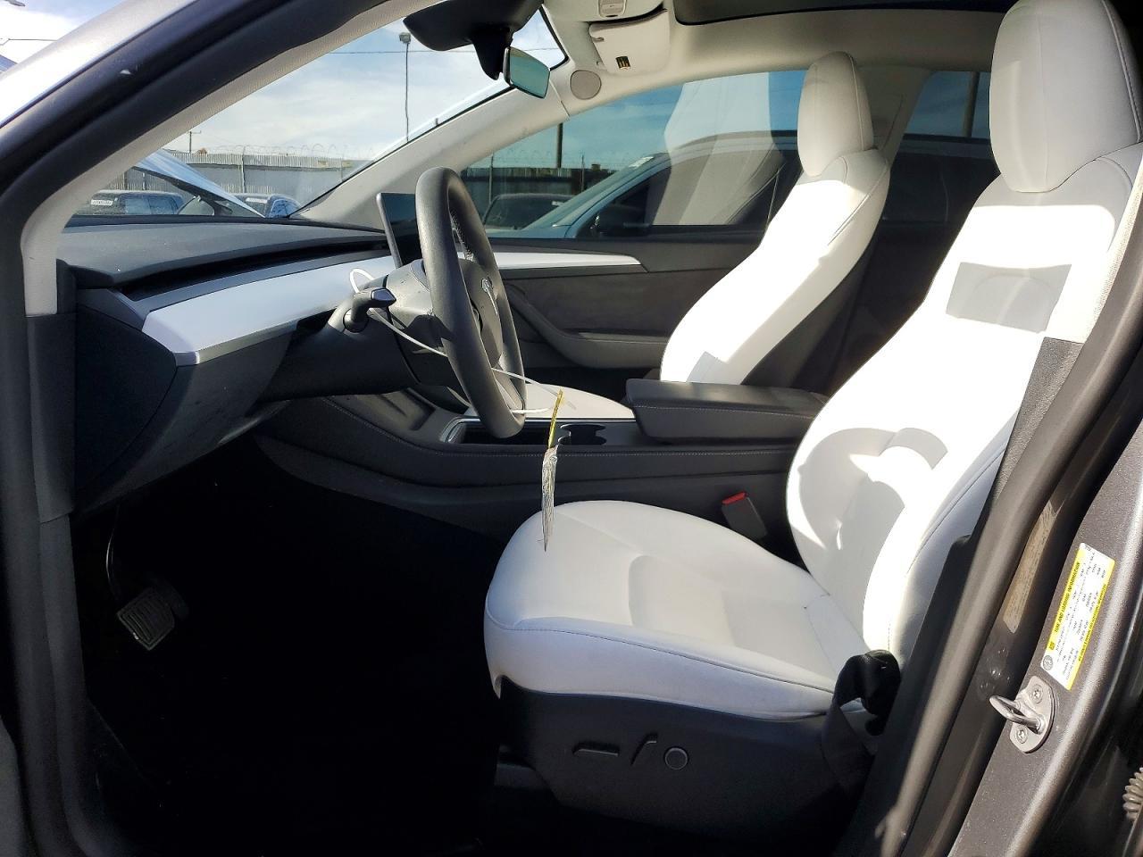 2025 Tesla Model Y - Фото 7