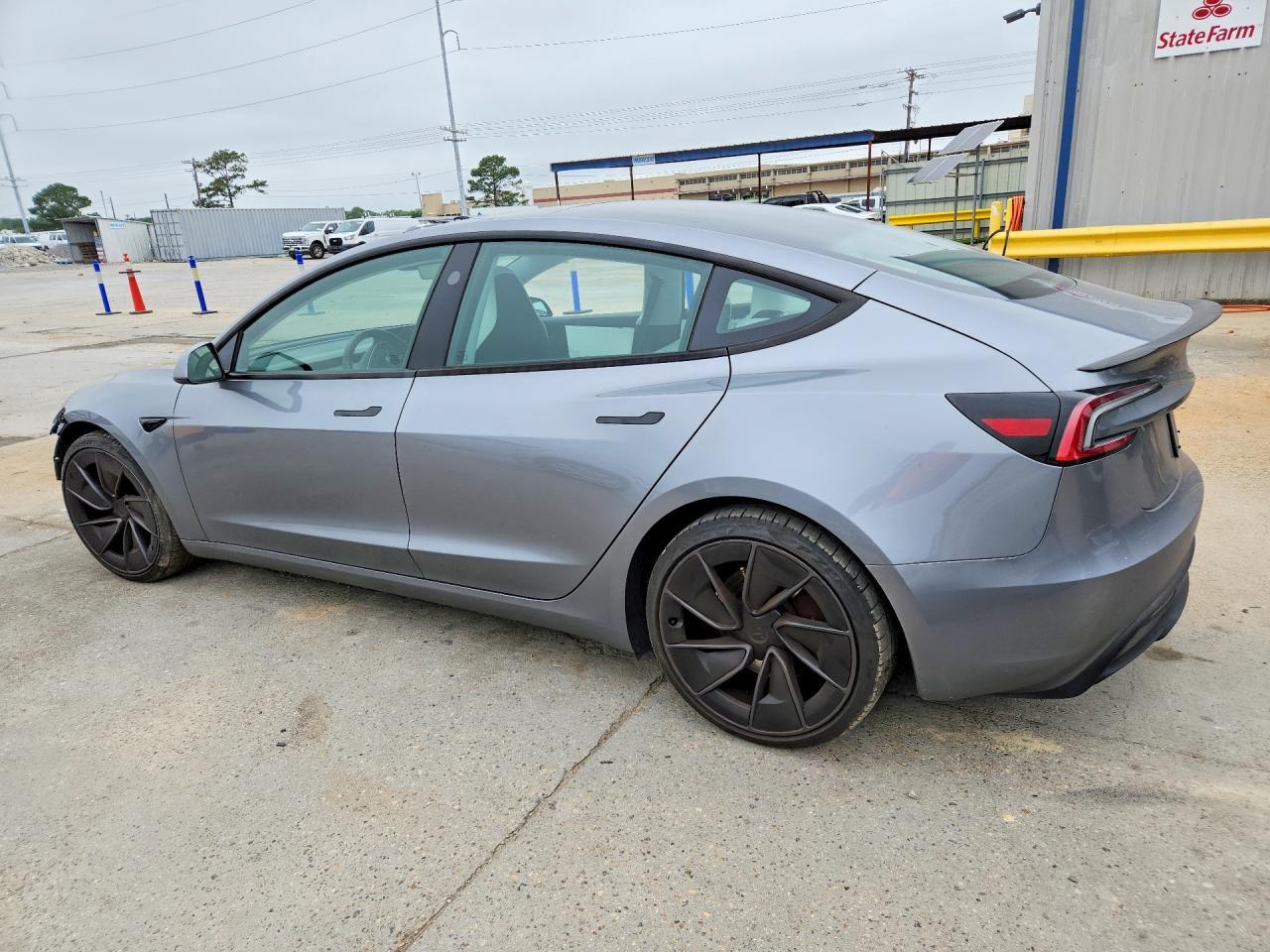 2025 Tesla Model 3 - Фото 2
