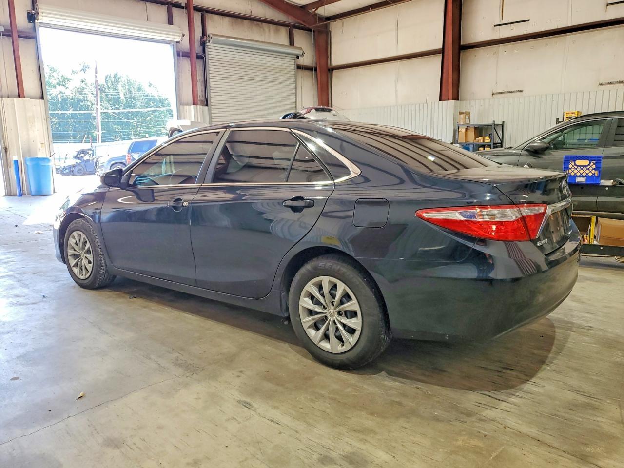 2016 Toyota Camry Le - Фото 2