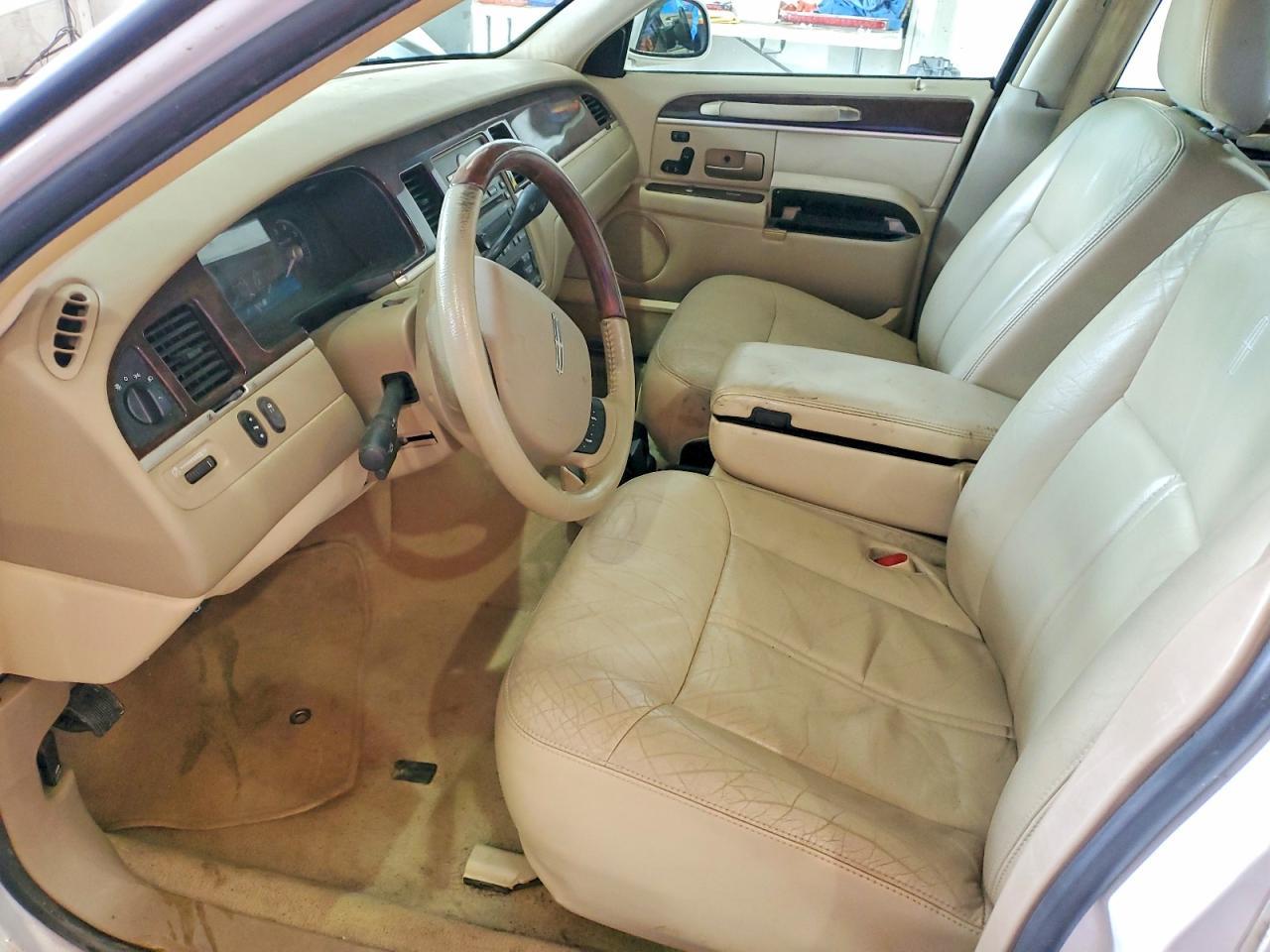 2006 Lincoln Town Car Signature Limited - Image 7
