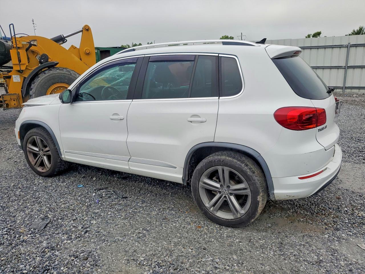 2017 Volkswagen Tiguan Sport - Фото 2
