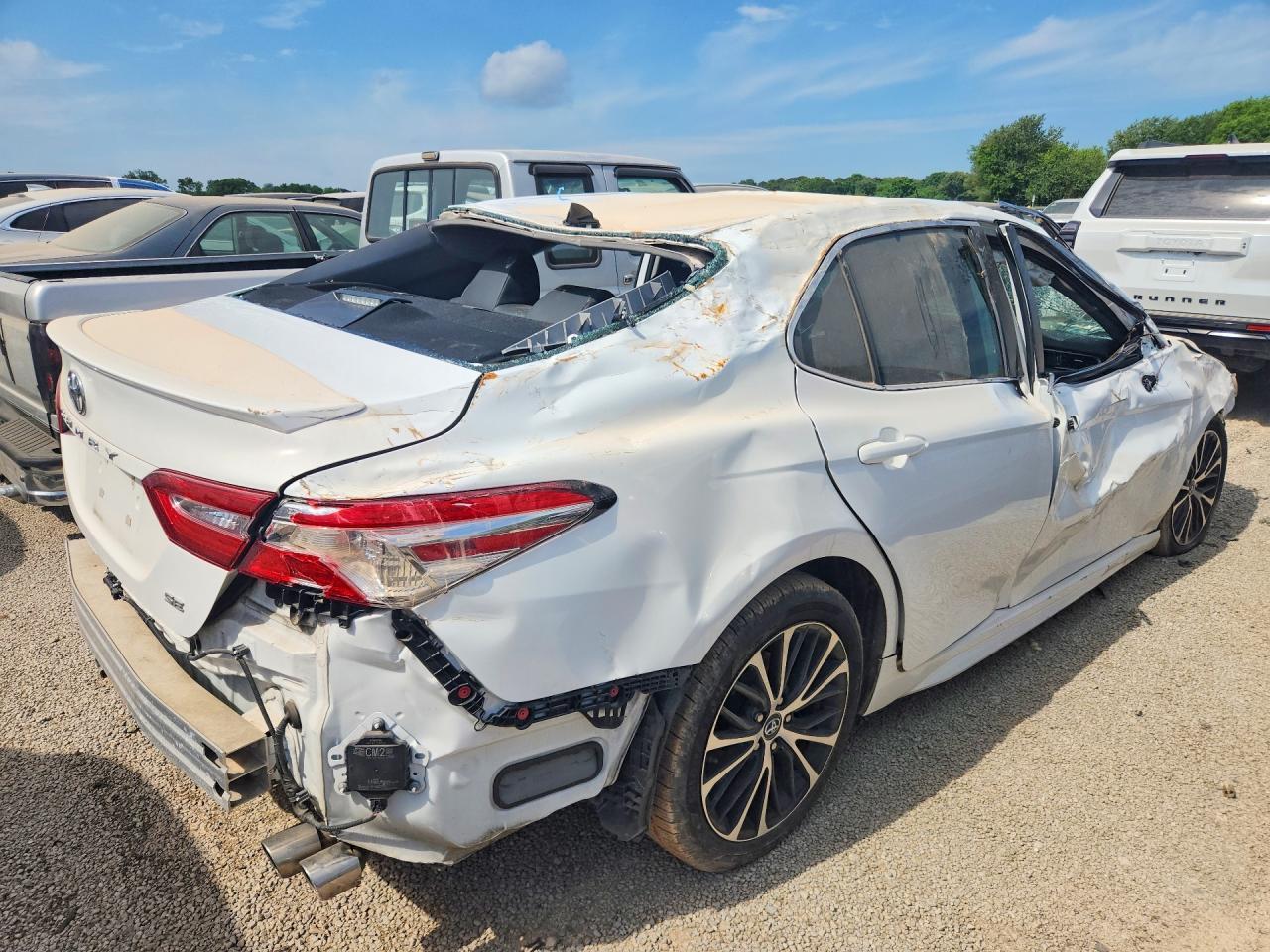 2020 Toyota Camry Se - Фото 3