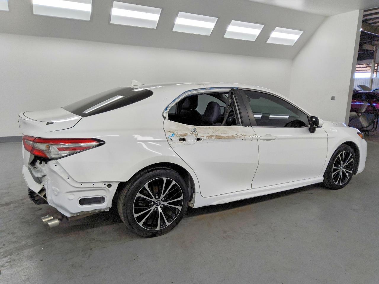 2019 Toyota Camry Se - Фото 3