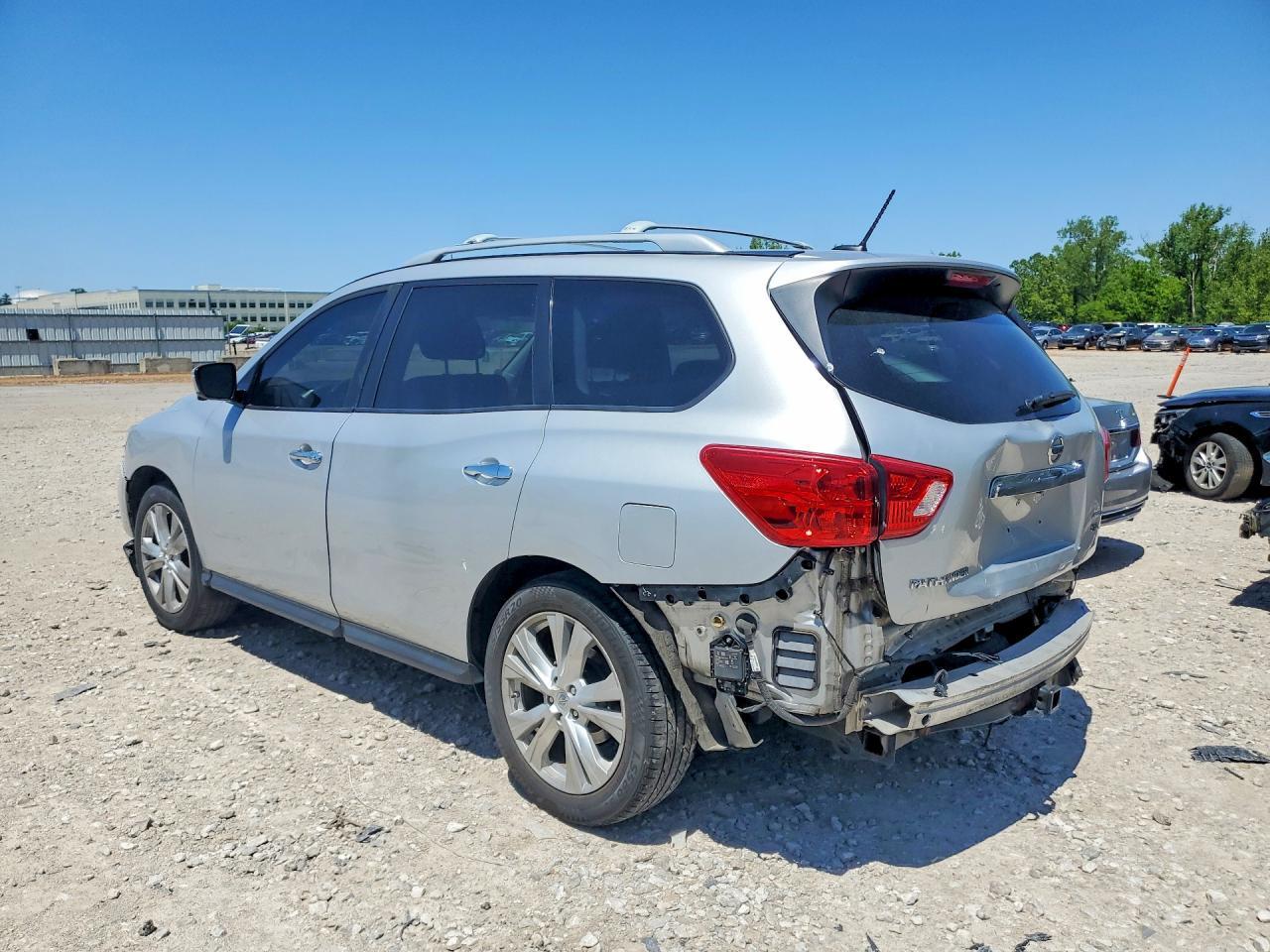 2018 Nissan Pathfinder Sl - Фото 2