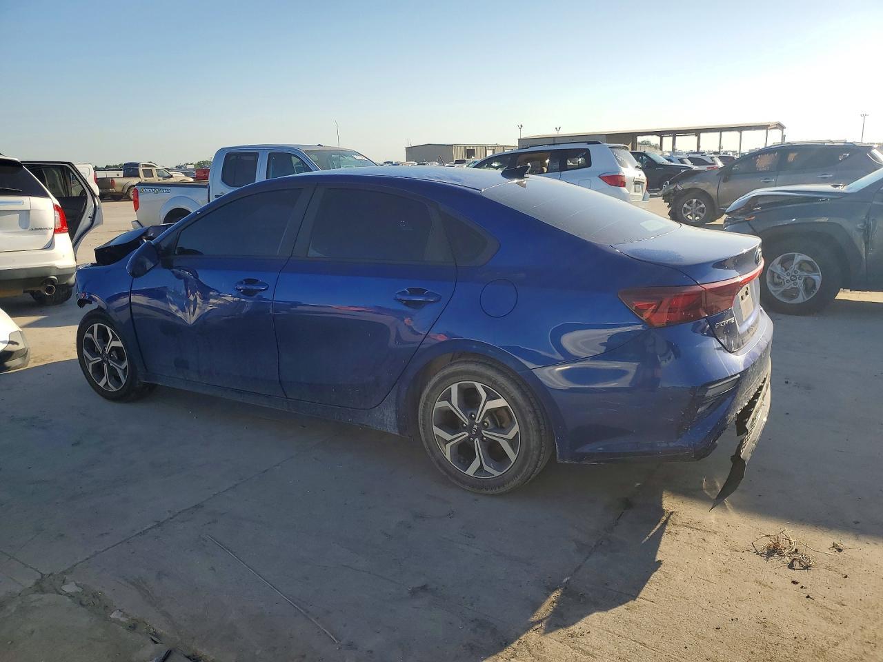2019 Kia Forte Lxs - Image 2