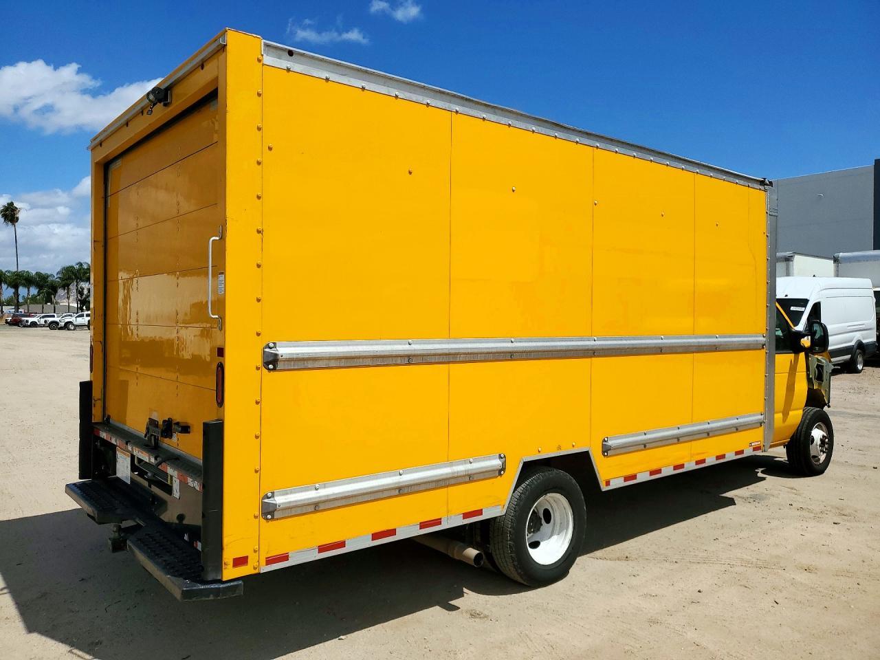 2022 Ford E-350 Box Truck ** R & D * Pri Fleet ** - Фото 3