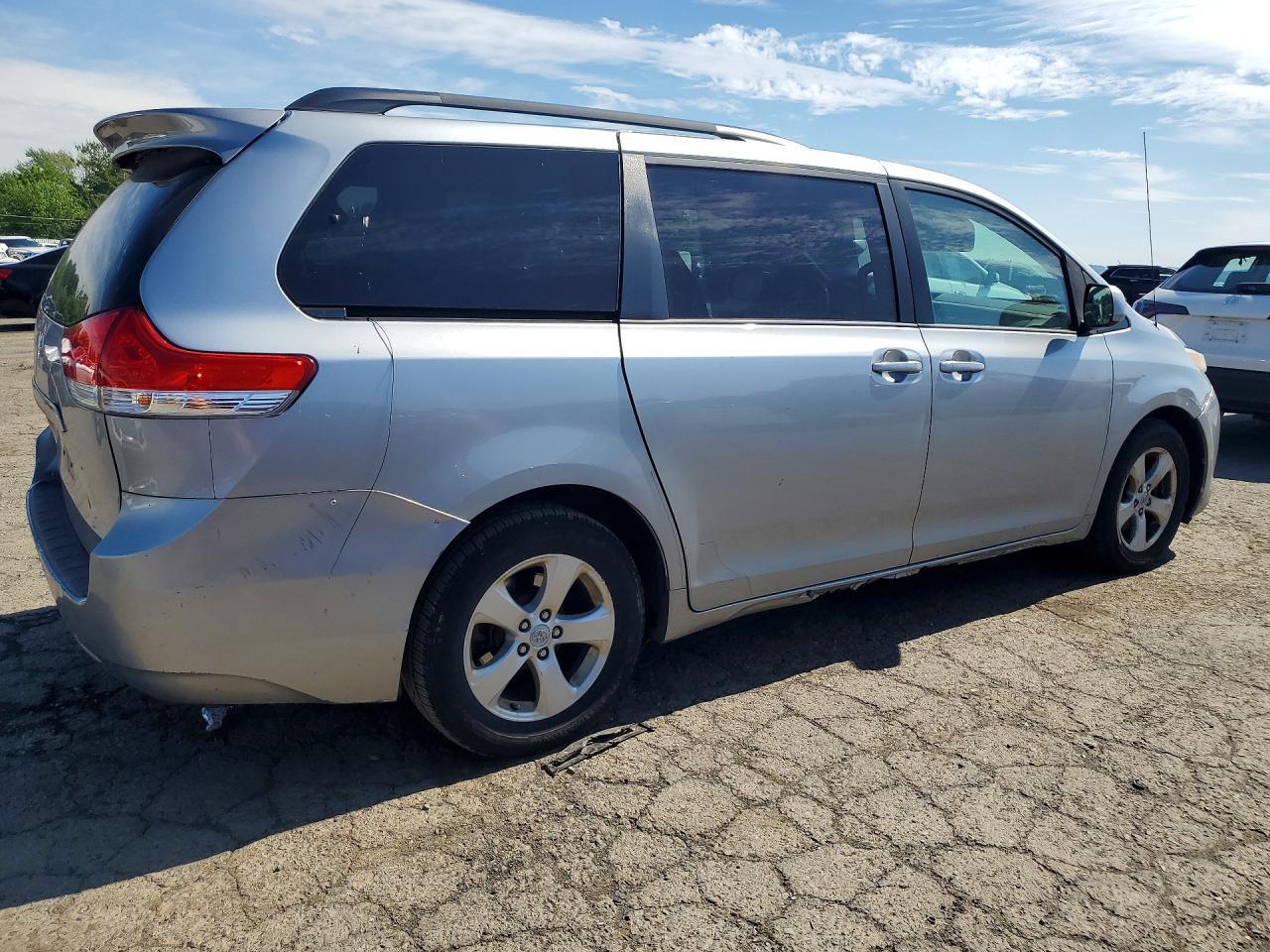 2011 Toyota Sienna Le - Фото 3