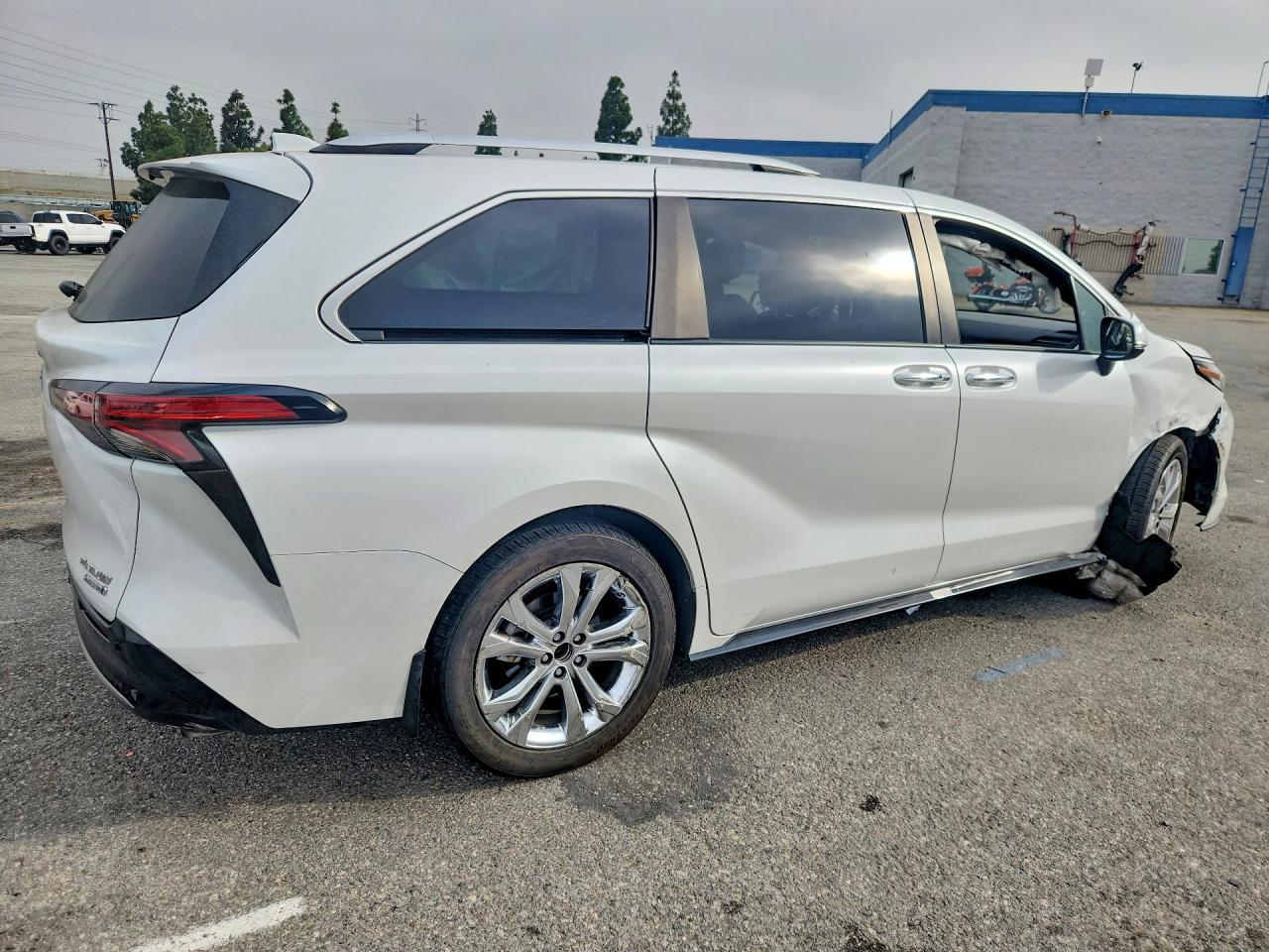 2023 Toyota Sienna Platinum 7-Passenger - Фото 3