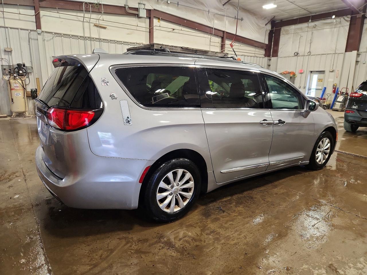 2017 Chrysler Pacifica Touring L - Фото 3