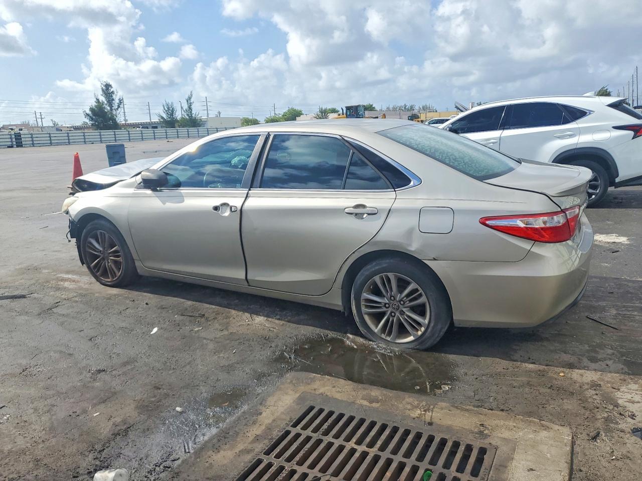 2016 Toyota Camry Se - Image 2