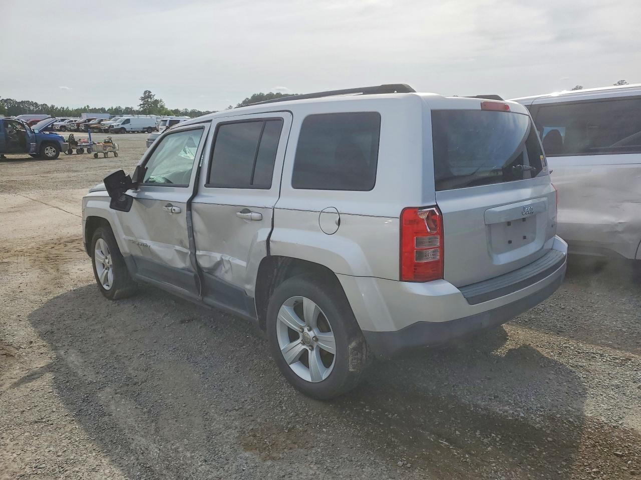 2013 Jeep Patriot Latitude - Фото 2