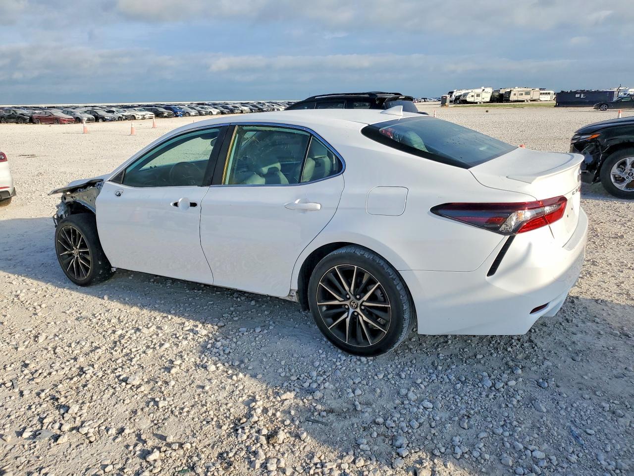 2022 Toyota Camry Se - Фото 2