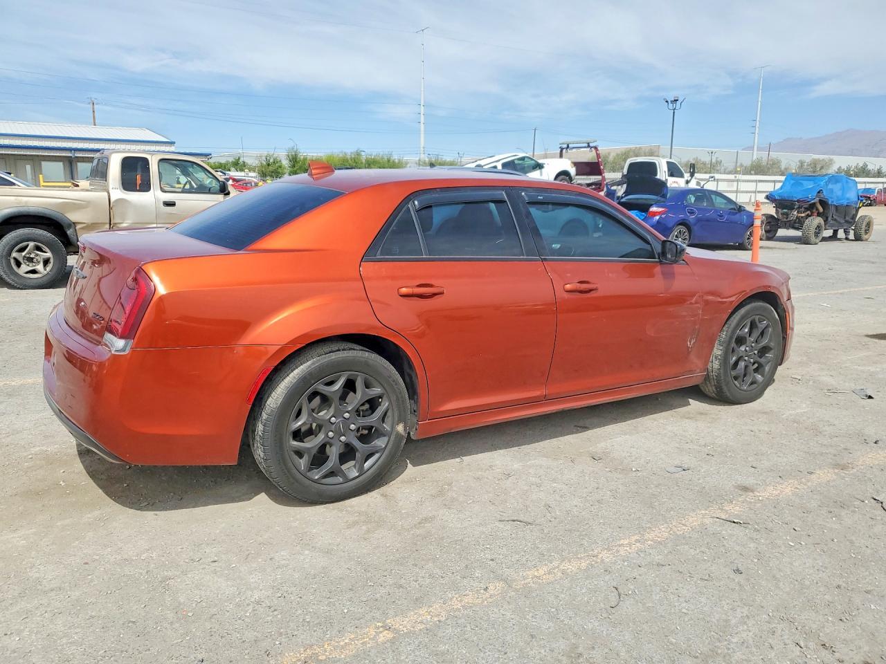 2020 Chrysler 300 Touring - Фото 3