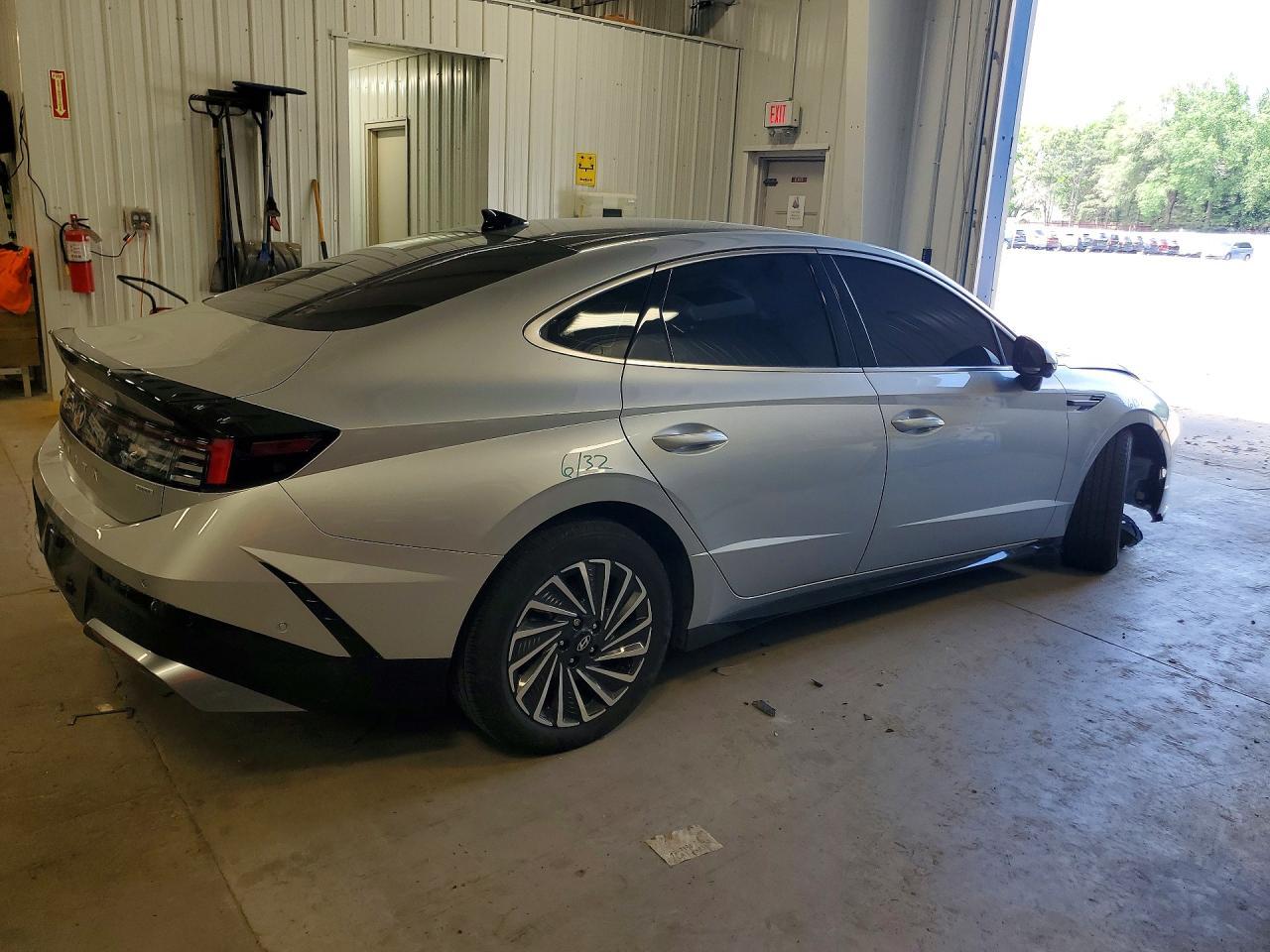 2024 Hyundai Sonata Hybrid Limited - Image 3