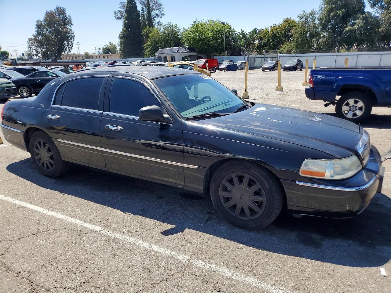 2010 Lincoln Town Car Signature Limited - Image 4