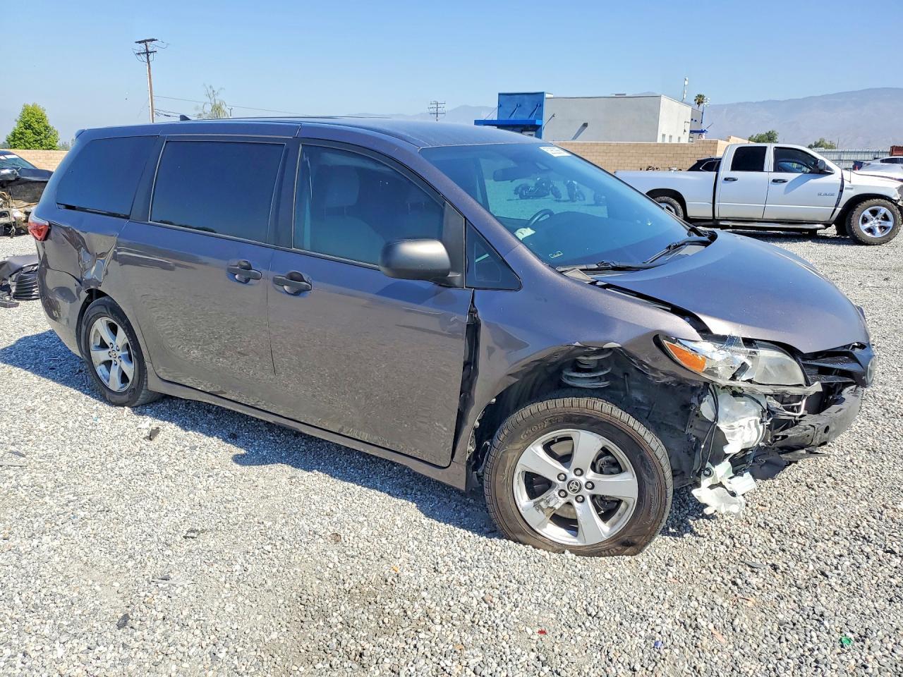 2020 Toyota Sienna L - Image 4