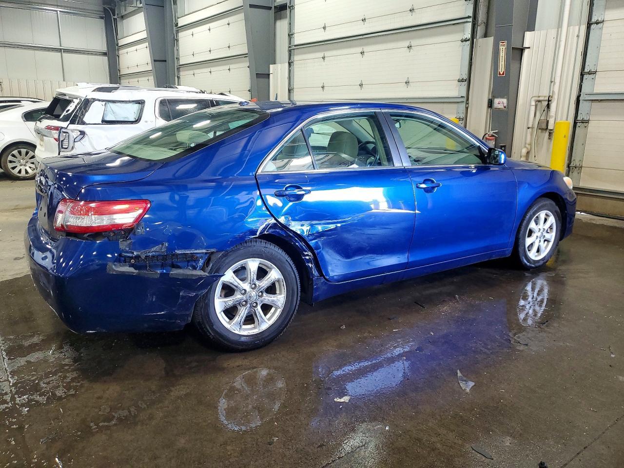 2010 Toyota Camry Le - Фото 3