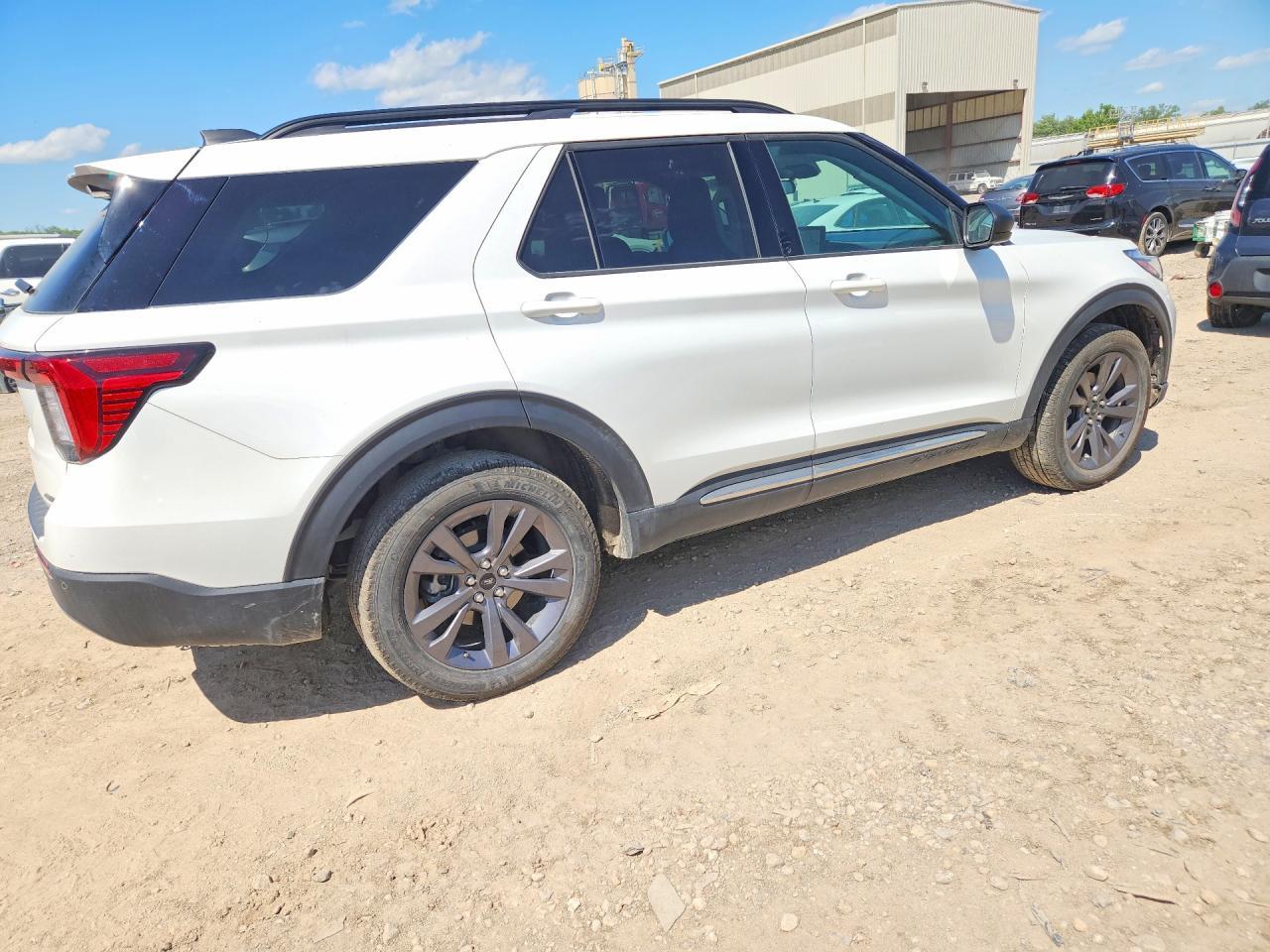 2025 Ford Explorer Active - Image 3