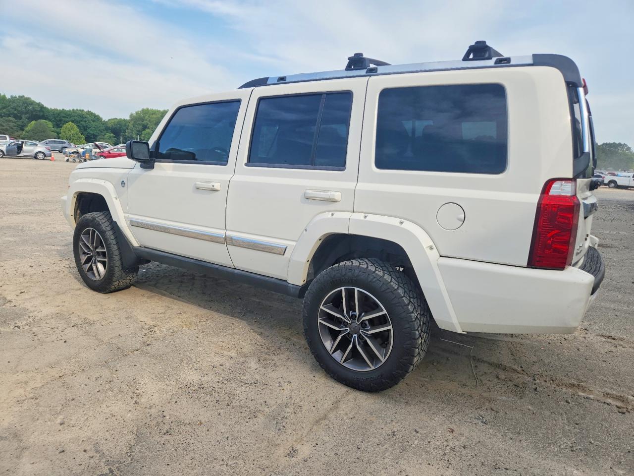 2006 Jeep Commander Limited - Image 2