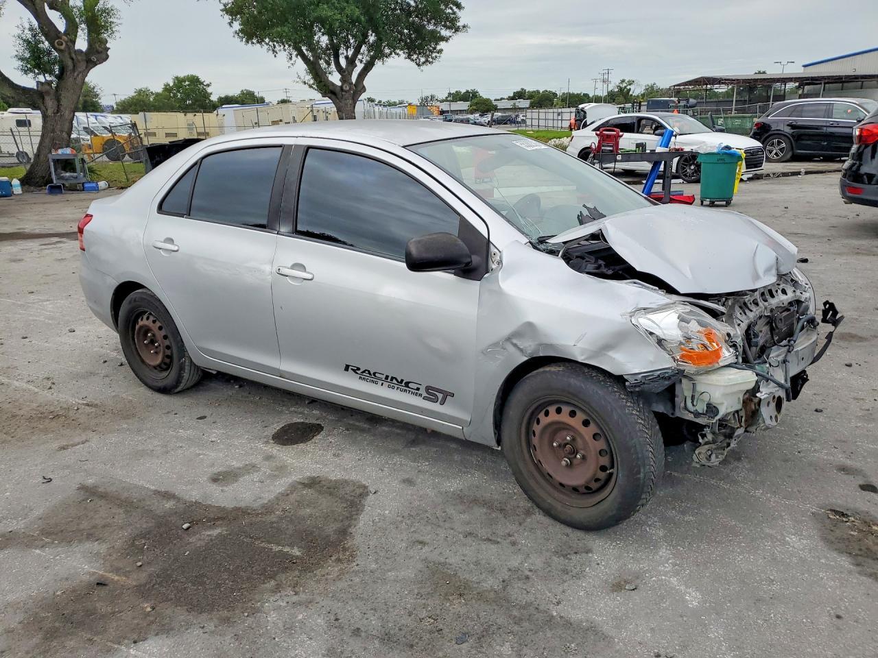 2010 Toyota Yaris Base - Фото 4