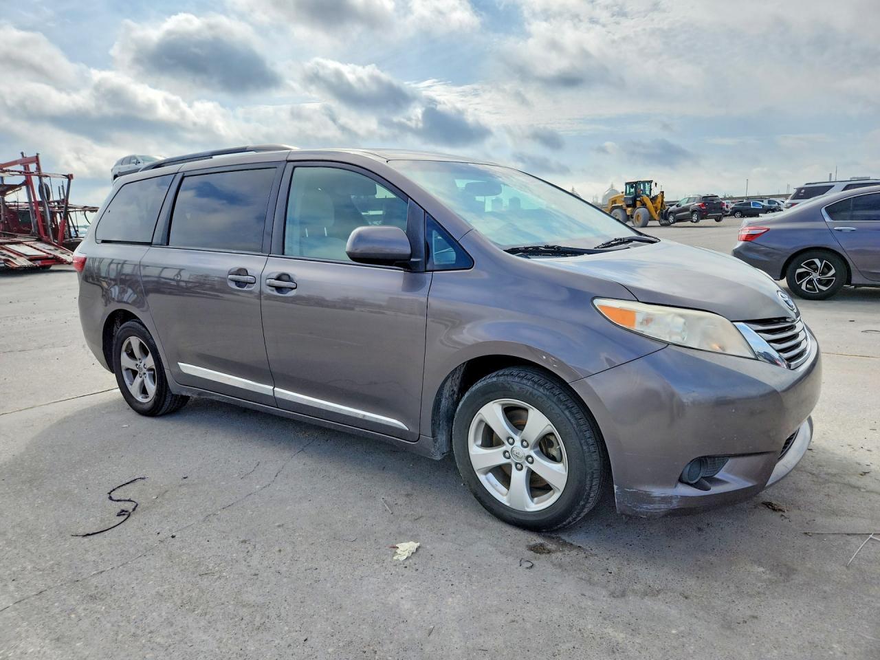 2017 Toyota Sienna Le - Image 4