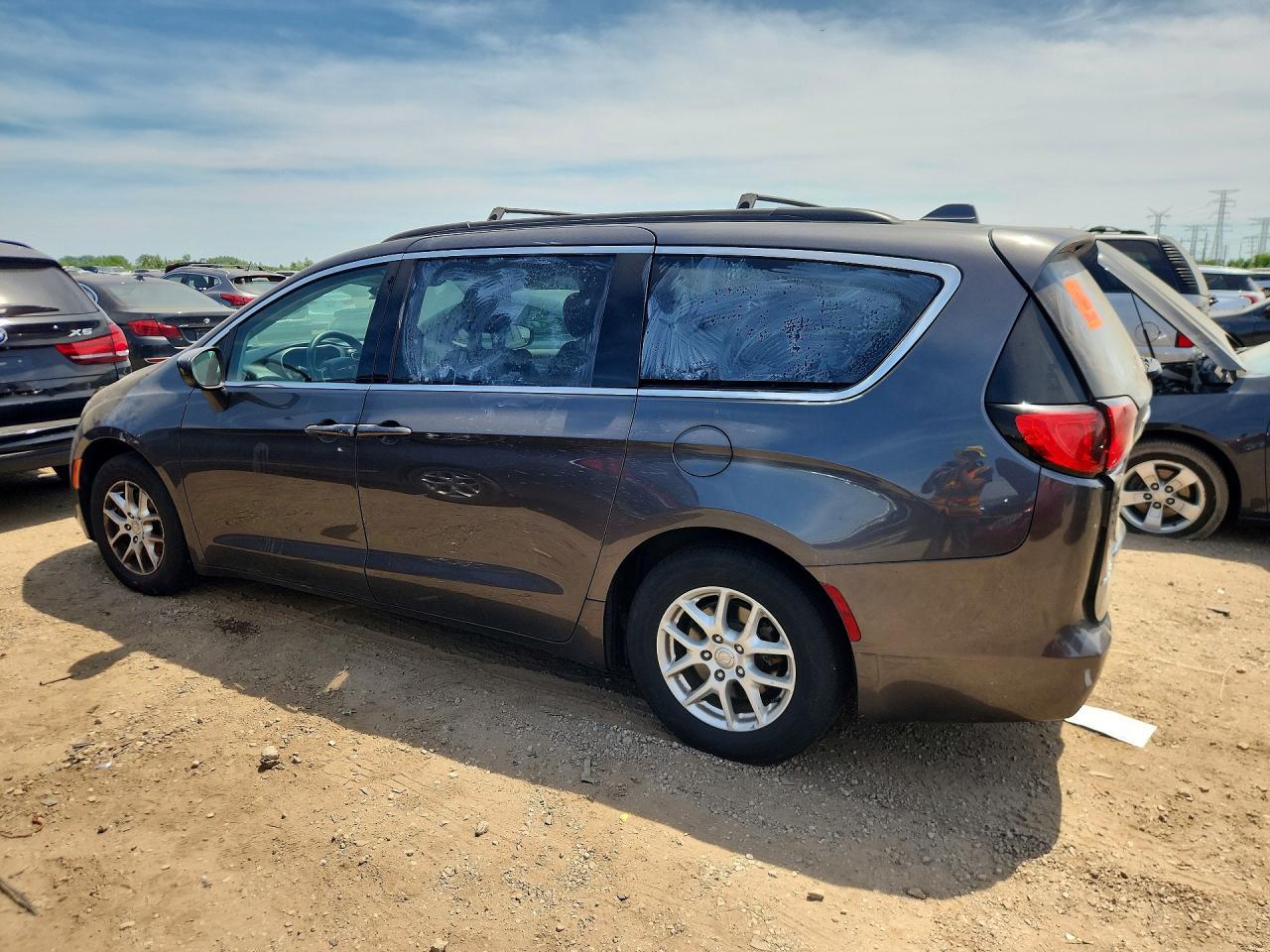 2017 Chrysler Pacifica Touring - Image 2