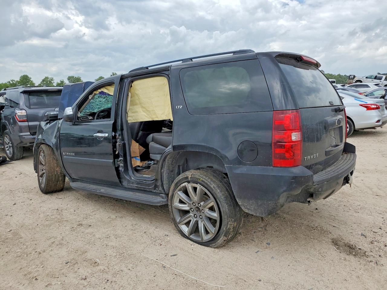 2008 Chevrolet Tahoe C1500 - Фото 2