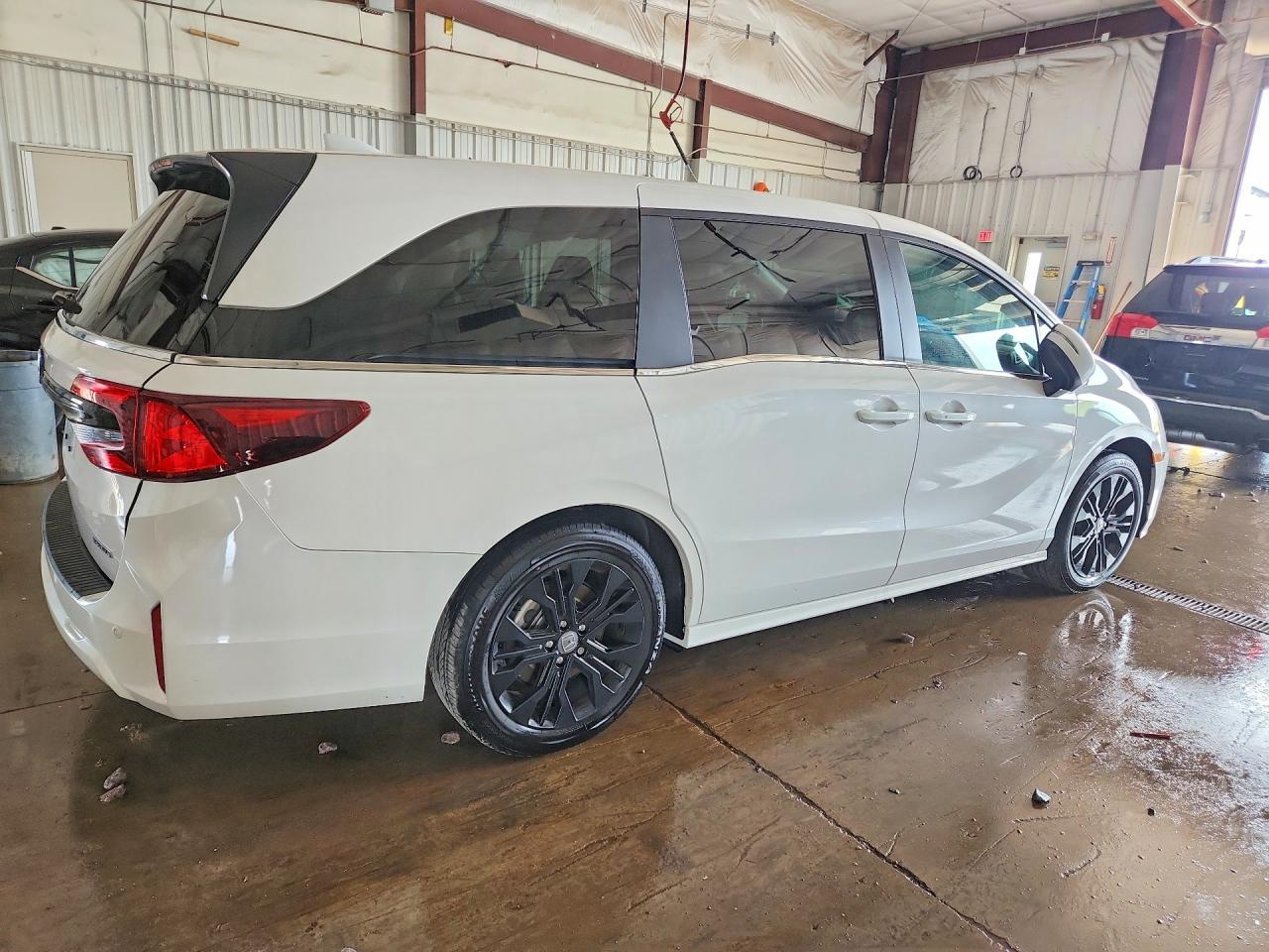 2025 Honda Odyssey Touring - Фото 3