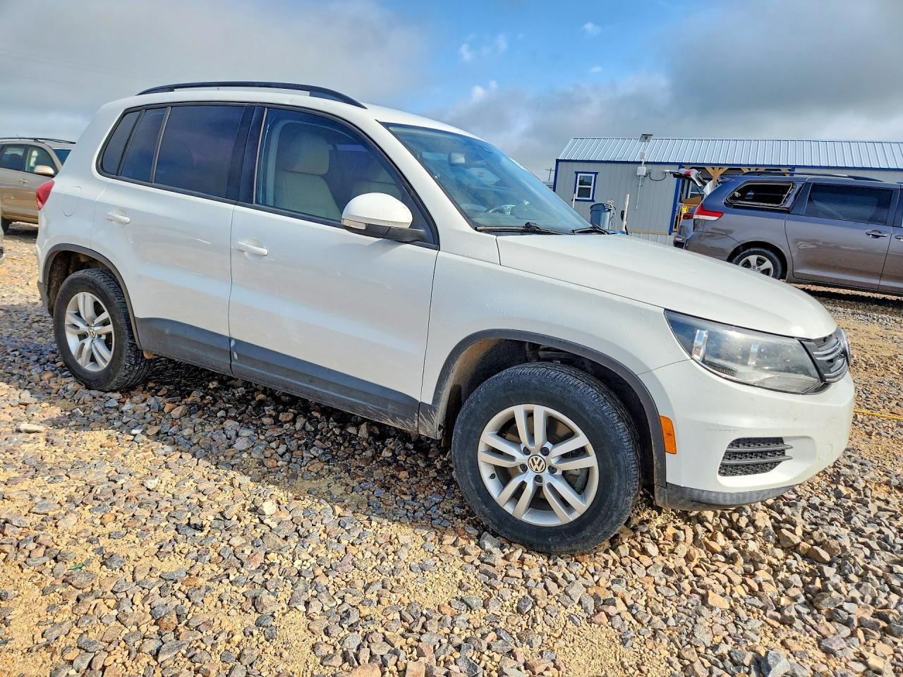 2017 Volkswagen Tiguan S - Фото 4
