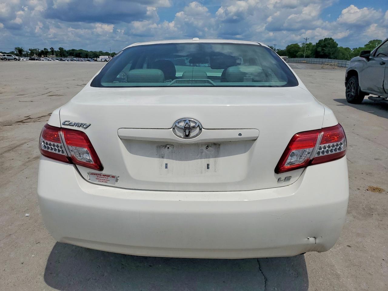 2011 Toyota Camry Le - Фото 6
