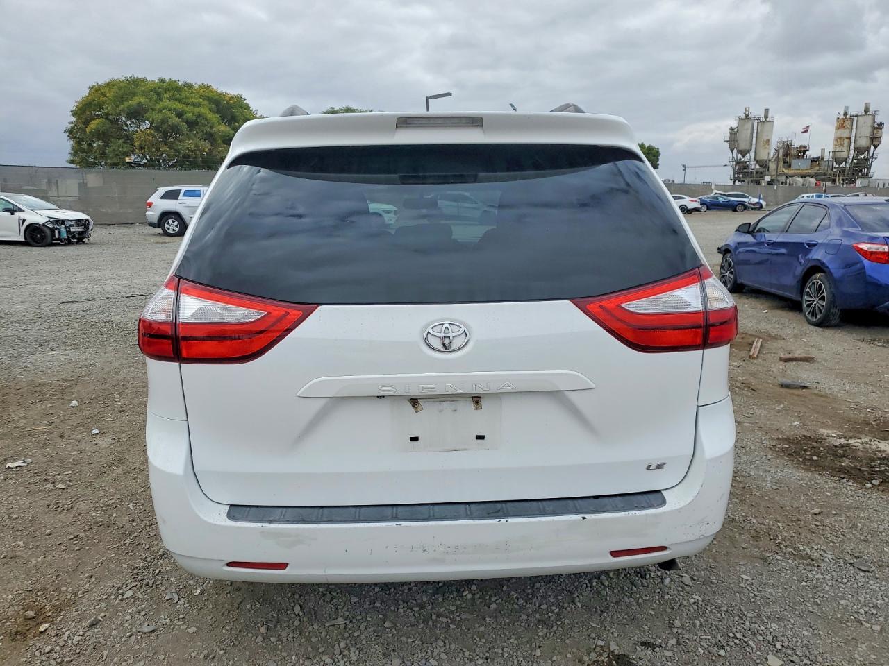2015 Toyota Sienna Le - Фото 6