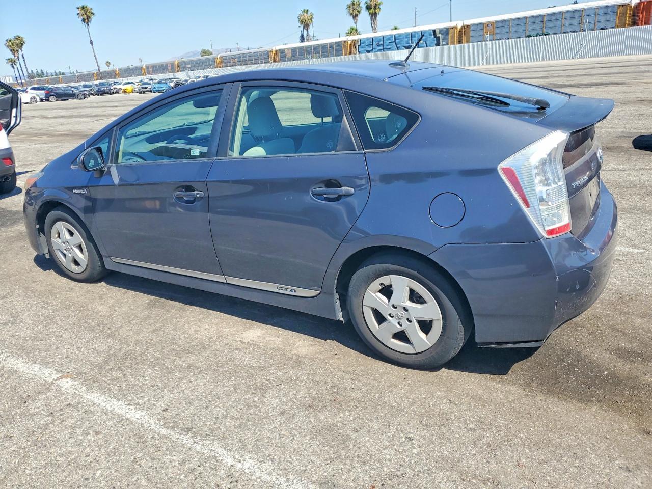 2011 Toyota Prius Two - Фото 2