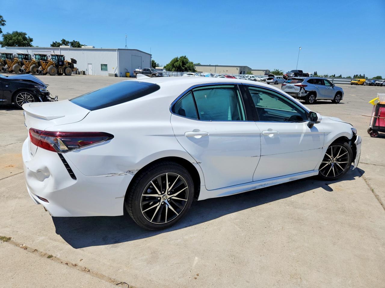 2023 Toyota Camry Se - Image 3