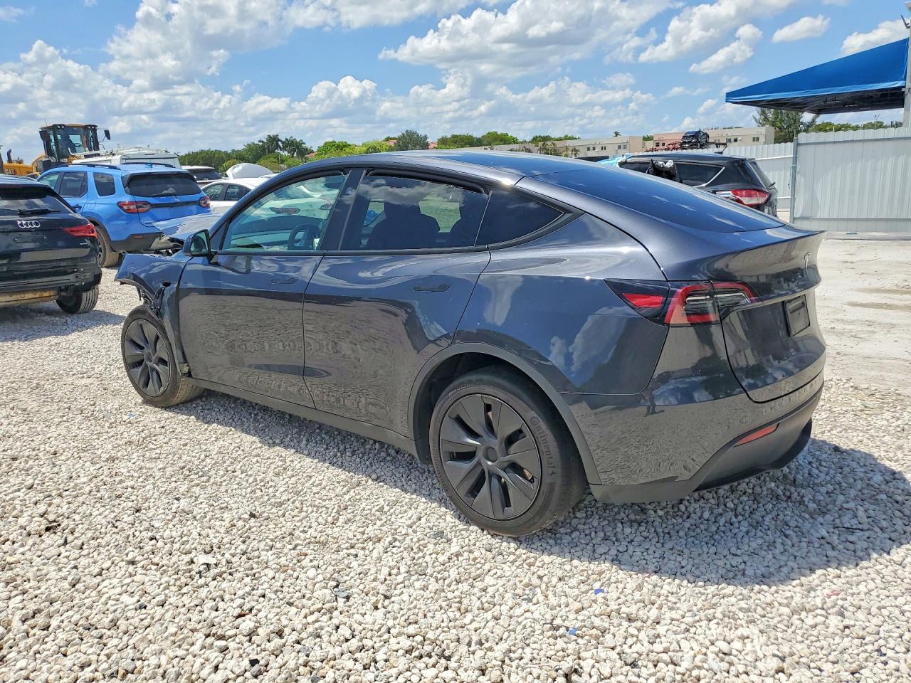 2025 Tesla Model Y - Фото 2