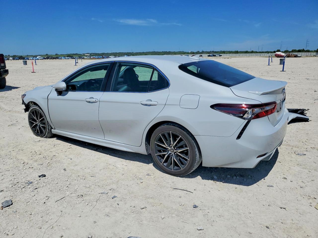 2022 Toyota Camry Se - Фото 2