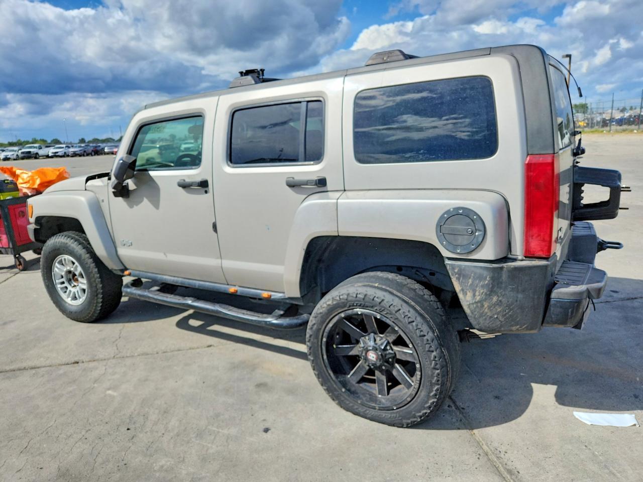 2009 Hummer H3 - Image 2