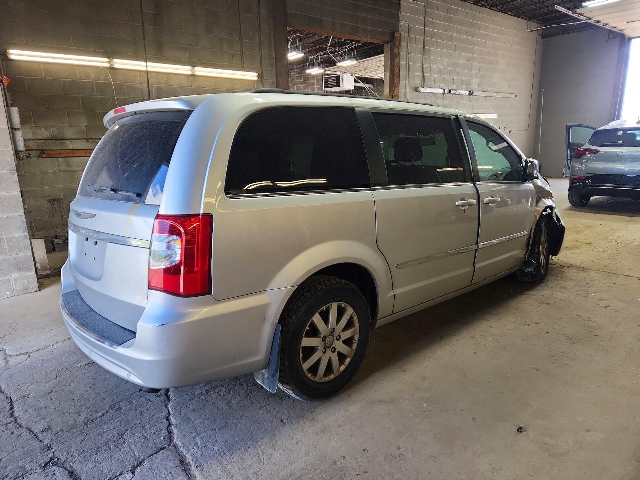 2011 Chrysler Town & Country Touring L - Фото 3
