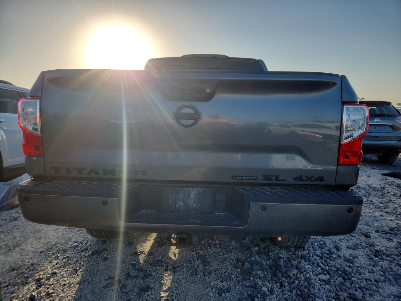 2018 Nissan Titan - Фото 6