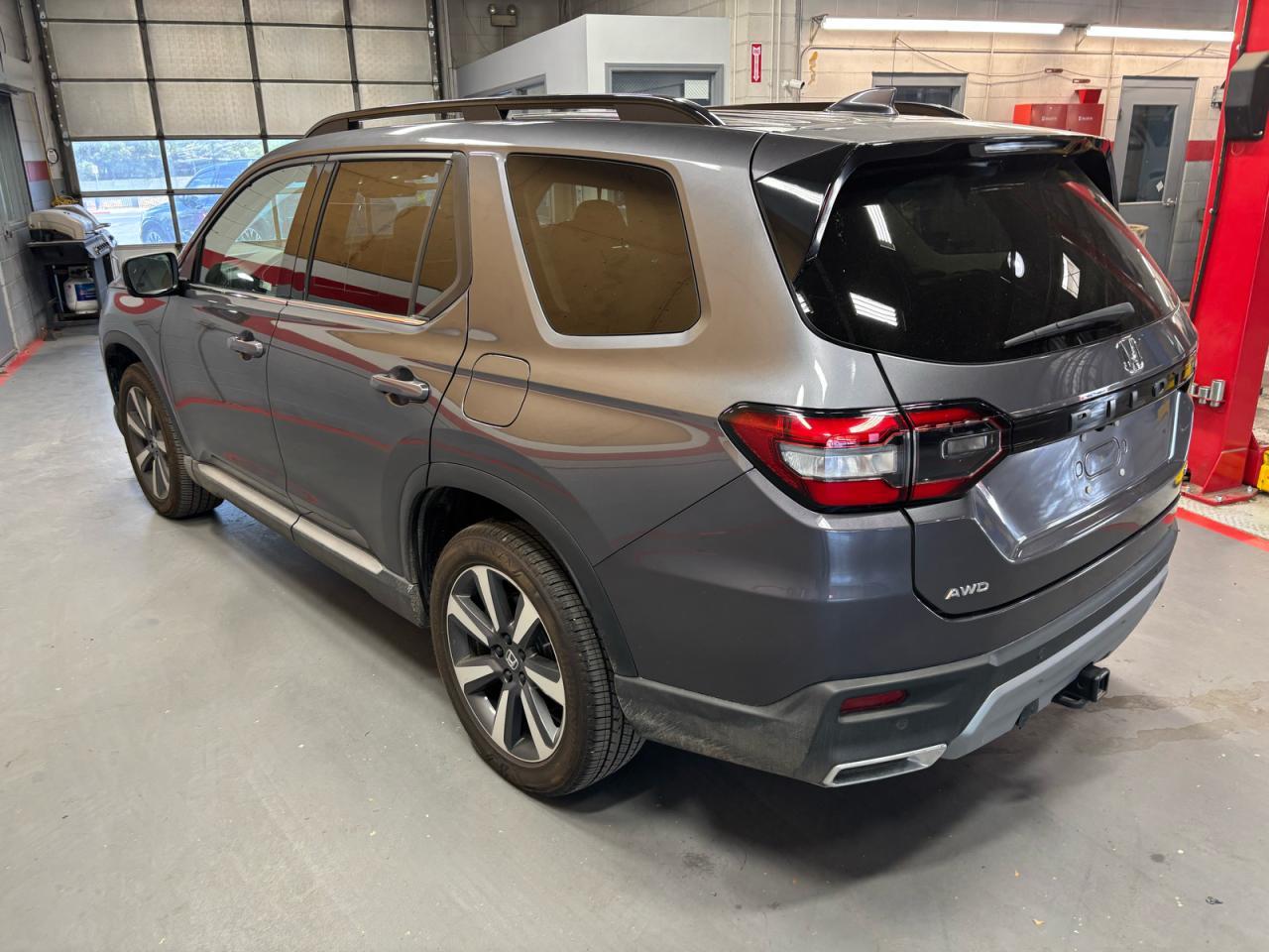 2025 Honda Pilot Touring - Image 3