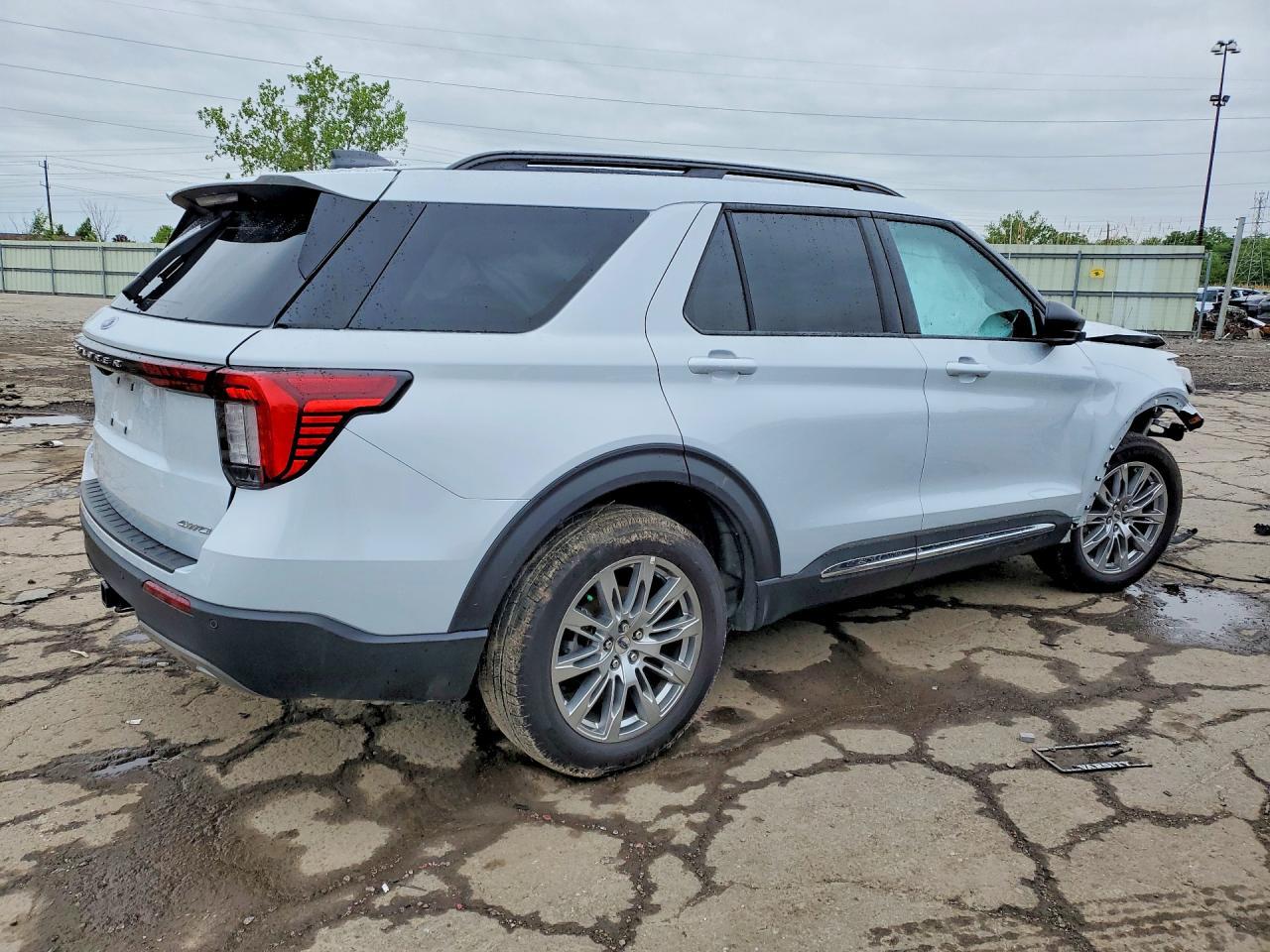 2025 Ford Explorer Active - Image 3