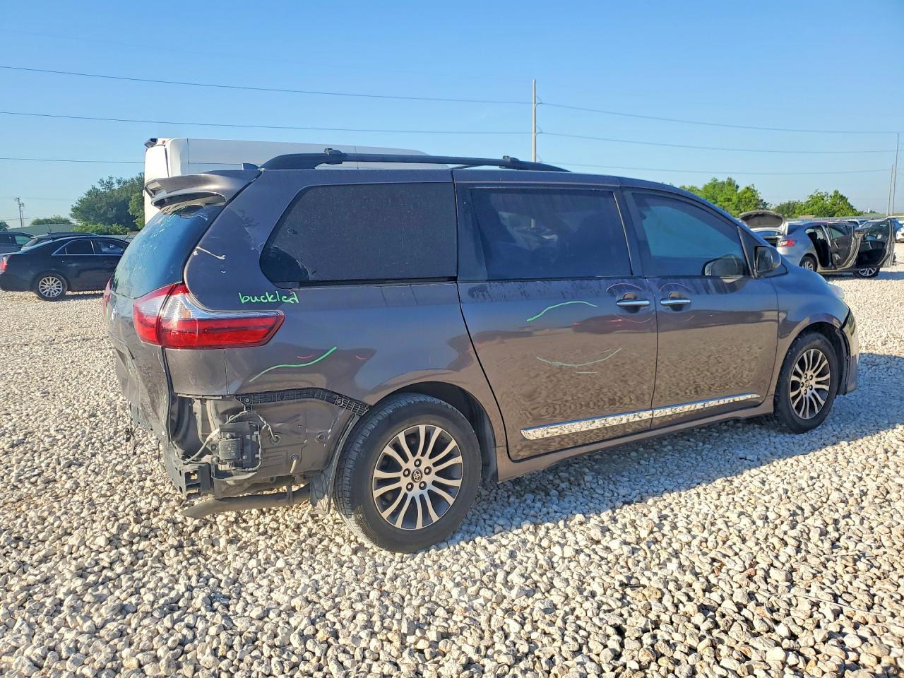 2020 Toyota Sienna Xle Premium 8-Passenger - Фото 3